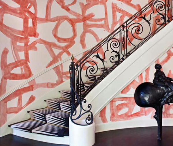 Lépcsőház és extravagáns festék a falon
