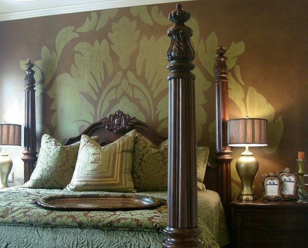 festő stencil az ágy fölött - kreatív faltervezés a hálószobában