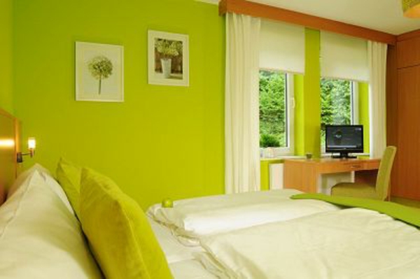 seinät-maalaus-ideat-makuuhuone-vihreä-heittää tyynyt ja kuvat seinälle