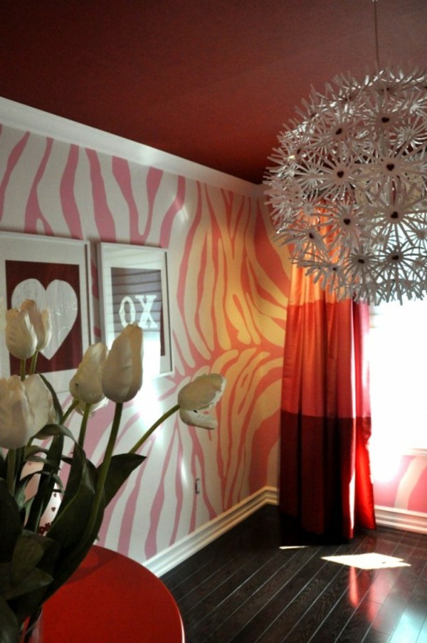 fali festmény rózsaszín festéssel - luxus szoba gyönyörű csillárral és fehér tulipánnal