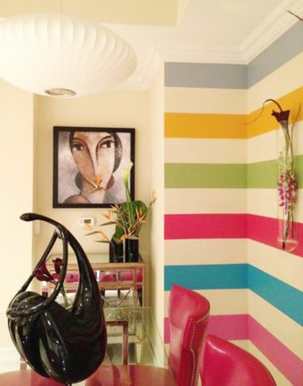 रंगीन दीवार डिजाइन और एक असाधारण चित्रकला के साथ भोजन कक्ष डिजाइन
