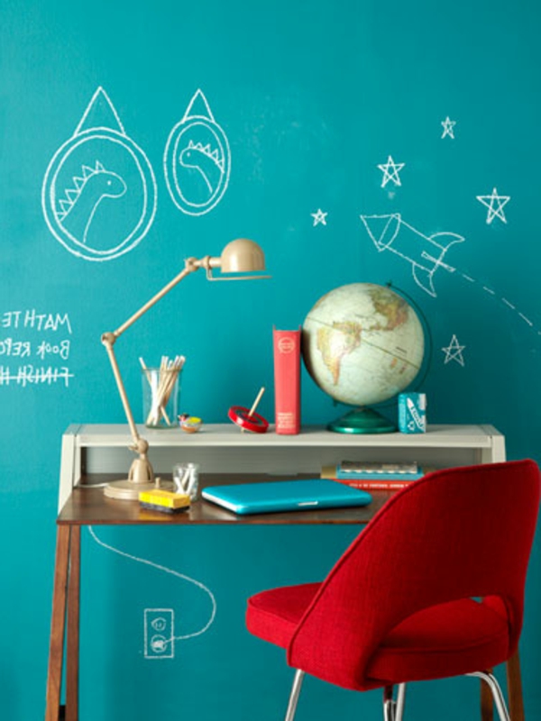 Lijepo dizajnirane zidove - plavi zid s kreativnim slikama - studija za djecu