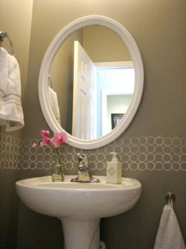 цветна идея за стените в банята - сив основен цвят и бели картини
