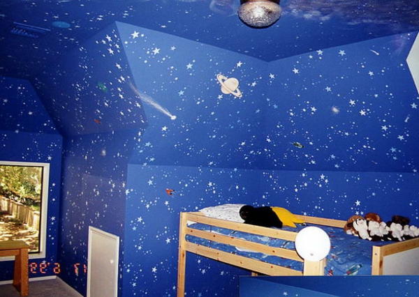 pintura mural-habitación de los niños-cama azul oscuro alta hecha de madera
