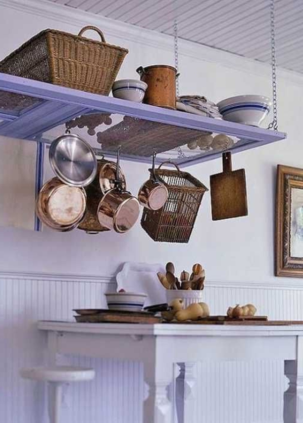 импровизирани рафтове в кухнята - лилав цвят