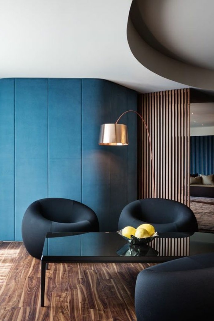 Zid plava boja boje zidovi u boji dizajn zidovi i crne stolice ovalnog oblika crno-stol-voće Schuessel-drvena zaštita poda stehlampe-lice