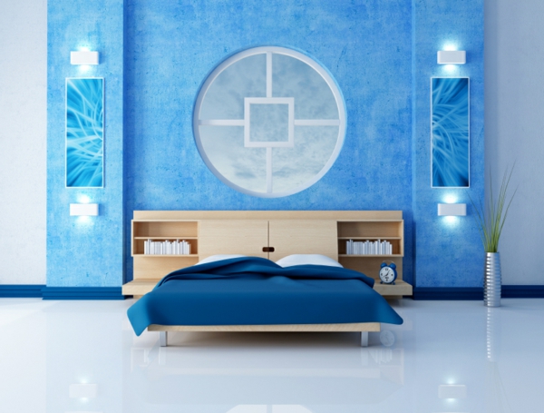 غرفة نوم زرقاء مع دائرة على الحائط كديكور