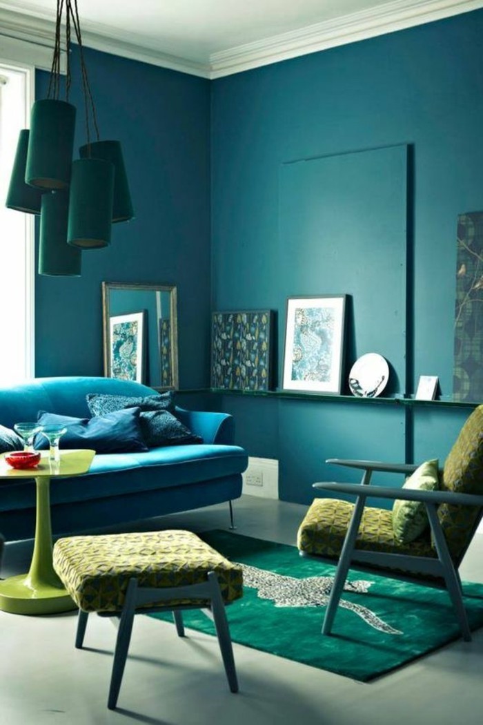 χρώμα του τοίχου μπλε χαλί-tuerkisgruen-επικαλυμμένα σκαμνί επικαλυμμένα καρέκλες-μπλε-καναπέ-καθρέφτη