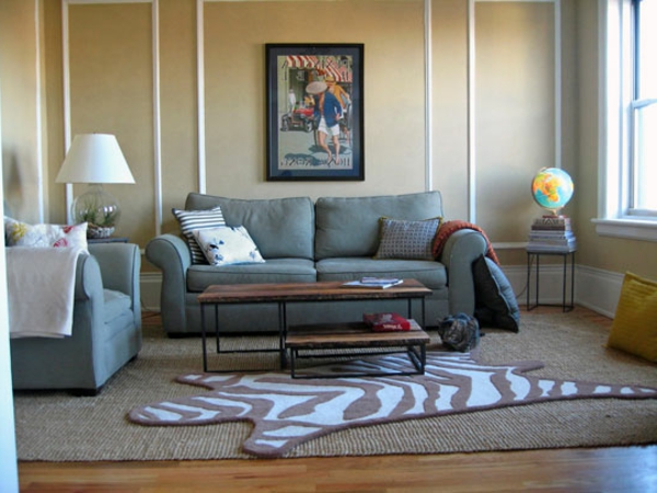 kelines olohuone mielenkiintoisella matolla ja sohvalla