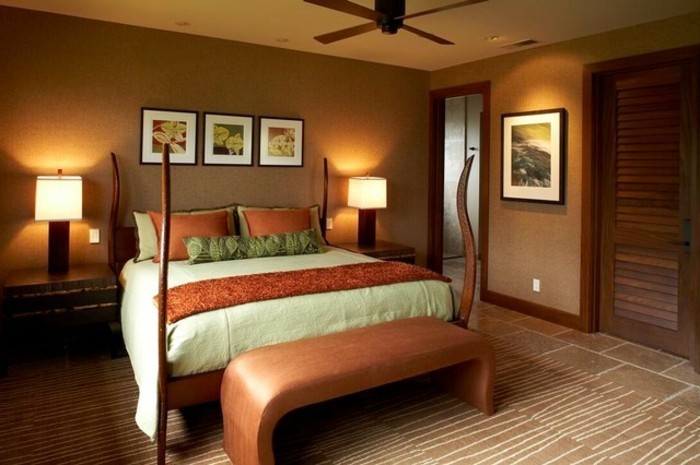 جدار لون الذهب دافئ طراز غرفة نوم خلفية الإفراط في السرير