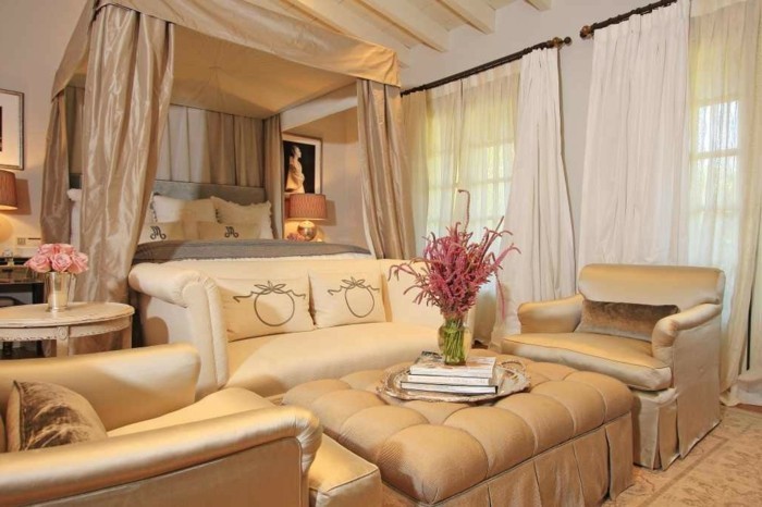 दीवार रंग-सोने-अनूठा-आधुनिक-डिजाइन-से-बेडरूम-में-उज्ज्वल-रंग-आरामदायक-बिस्तर-और-महान-सोफा