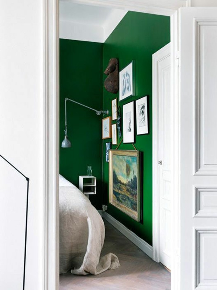 لون الجدار والأخضر ورائع، نموذج غرف نوم مع صور عالية في الجدار