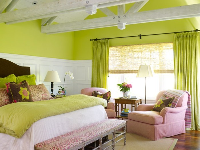 दीवार का रंग, हरे और भव्य बेडरूम-साथ एक गुलाबी कुर्सी