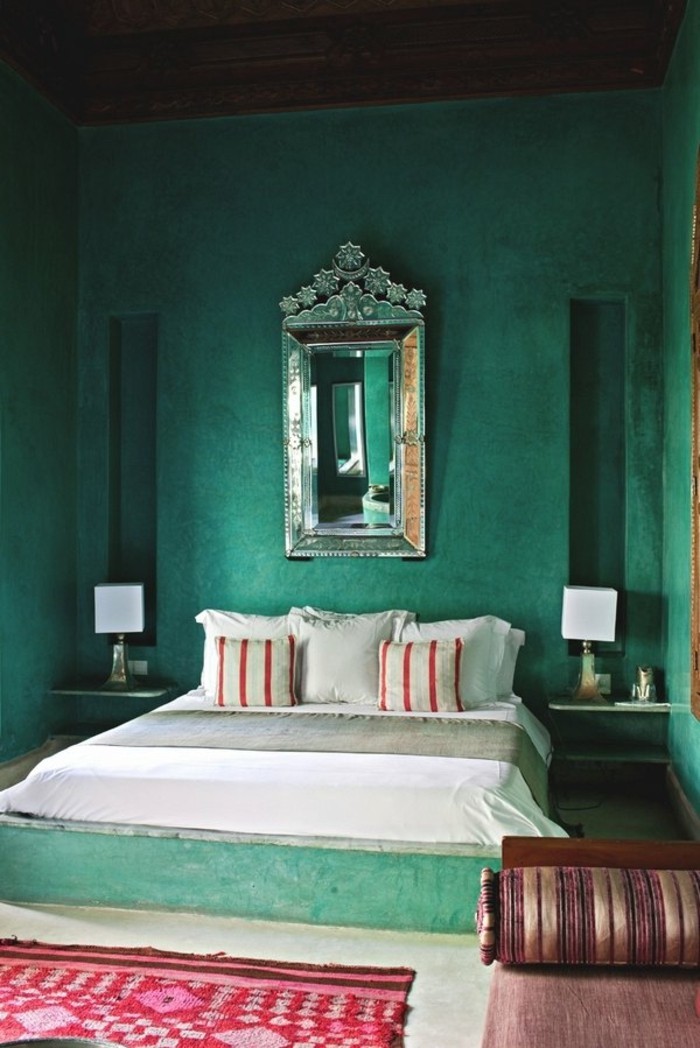 दीवार का रंग हरा-महान मॉडल बेडरूम-सुपर-महान तकिए-ऑन-बिस्तर वाले