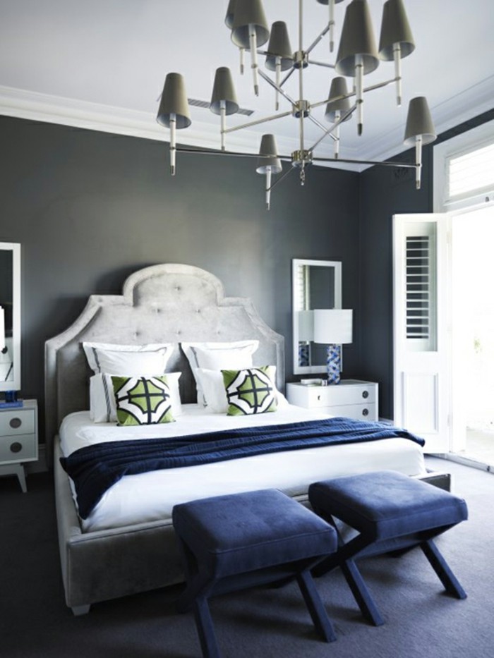 seinän väri ja harmaa-tyylikäs makuuhuoneen-with-kaksi-uloste-next-the-hengen