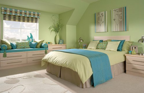 идеи за стенна боя зелена схема спалня диван с хвърчаща възглавница