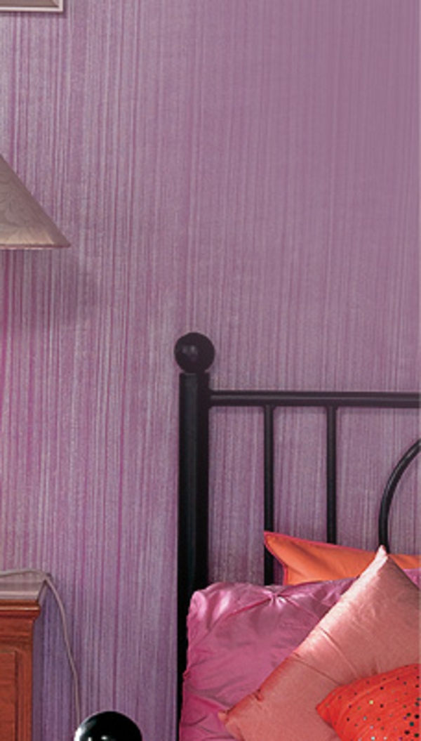 zidna boja s metalnim efektom u spavaćoj sobi s mnogo bacajućih jastuka
