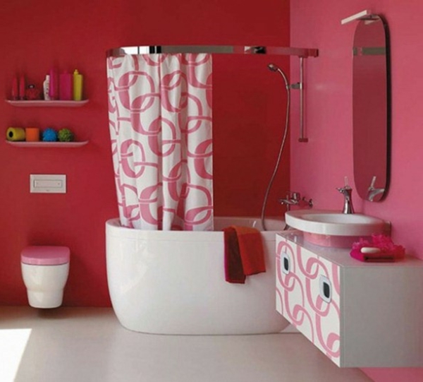 جدار الطلاء الوردي لغرفة الحمام ، ستائر مثيرة للاهتمام