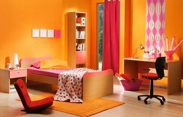 seinämaali-makuuhuone-oranssi-nuance-tuoli pyörillä ja pieni sänky