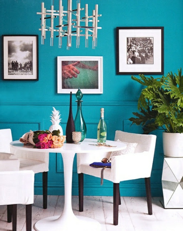 seinän väri turkoosi-in-the-keittiö-jossa-monia-kuvaa ja valkoinen-tuolit