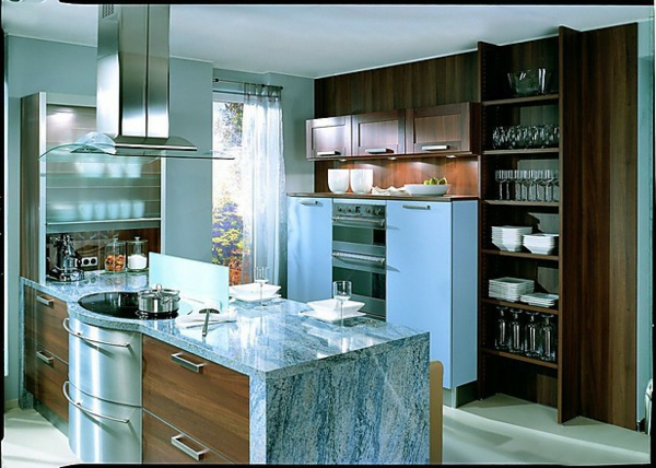 壁色粉末蓝光的厨房