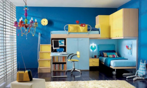 Ideja zidne boje za sobu za mlade s visokim krevetom