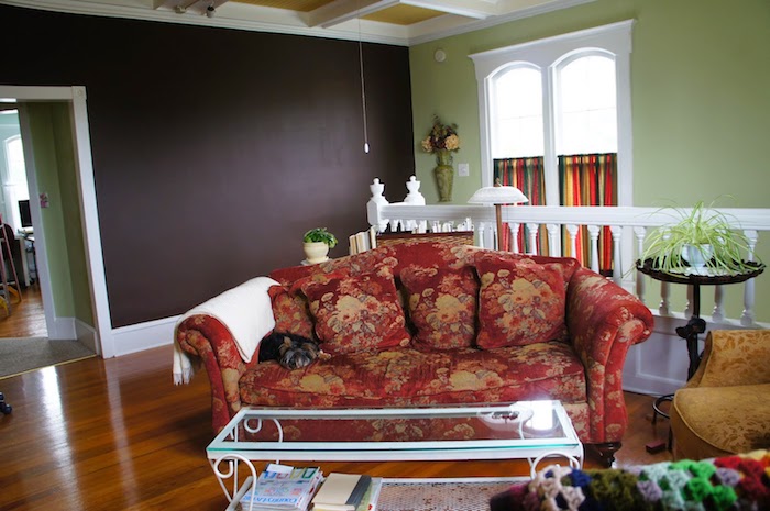 egy színes kanapé virágos mintával és egy fal a táblára a nappaliban
