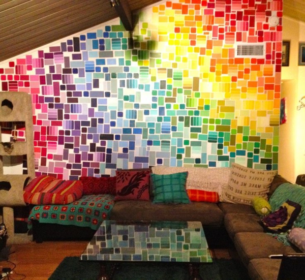 تصميم غرفة معيشة صغيرة مع مربعات هندسية على الحائط