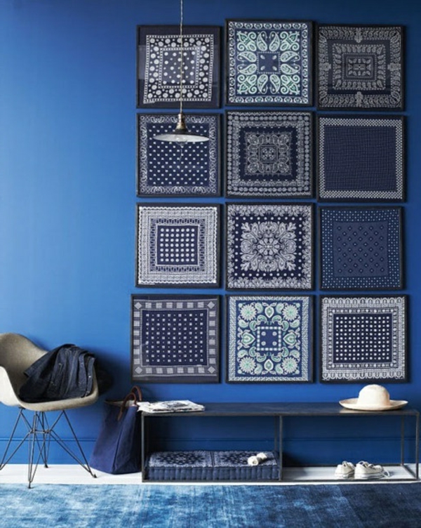Deco ötlet a falhoz - kék falfesték és dekoratív képek