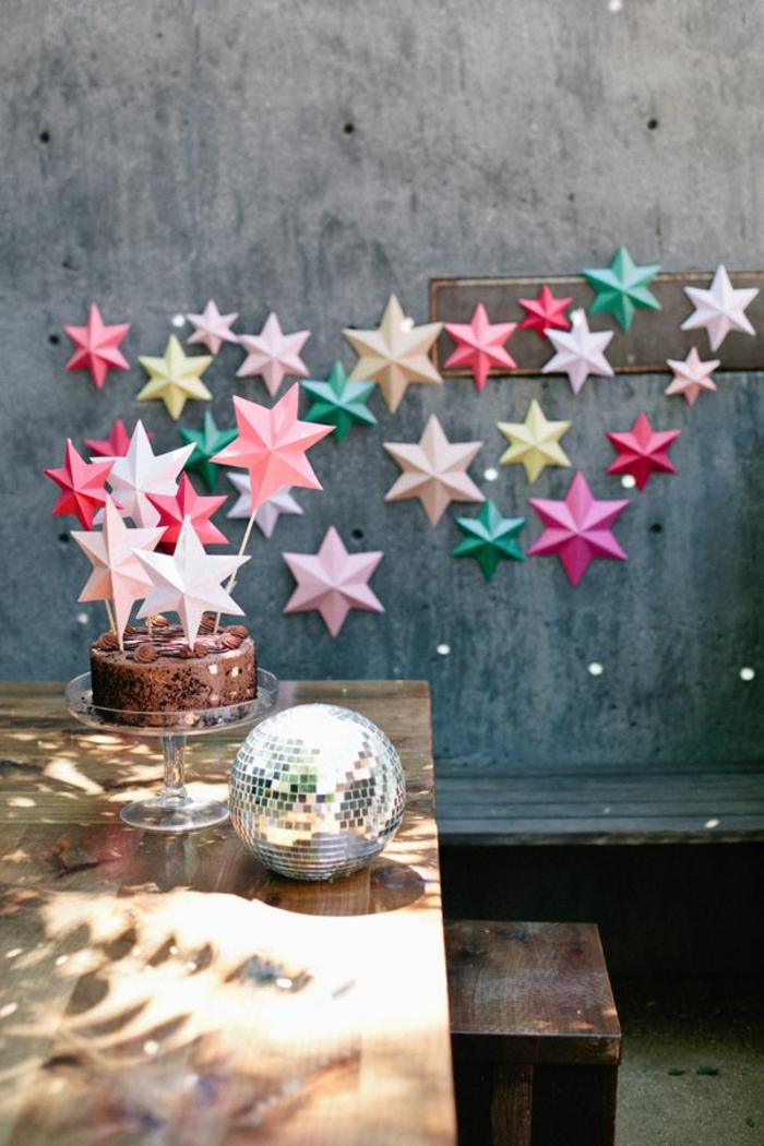 стенни дизайн-цветен оригинал-занаятчийски идеи пъстри звезди в най-сива стена