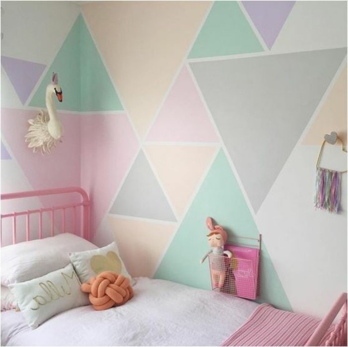 стена дизайн-с-цветен-ясла-светли пастелни розови легла-малки опорни играчки-plueschtiere