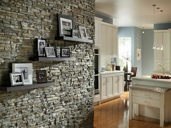polcok a kőfalon lévő fotókkal - modern konyhai tervezés