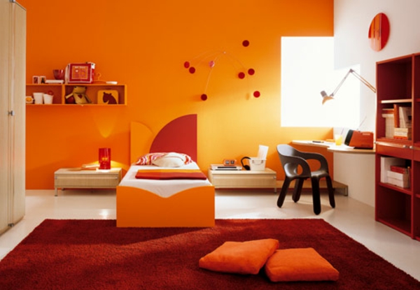 червени килими оранжеви венци в детската стая