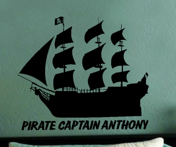 Pirate Ship Seinätarra, jonka kapteenin nimi on sängyn yli