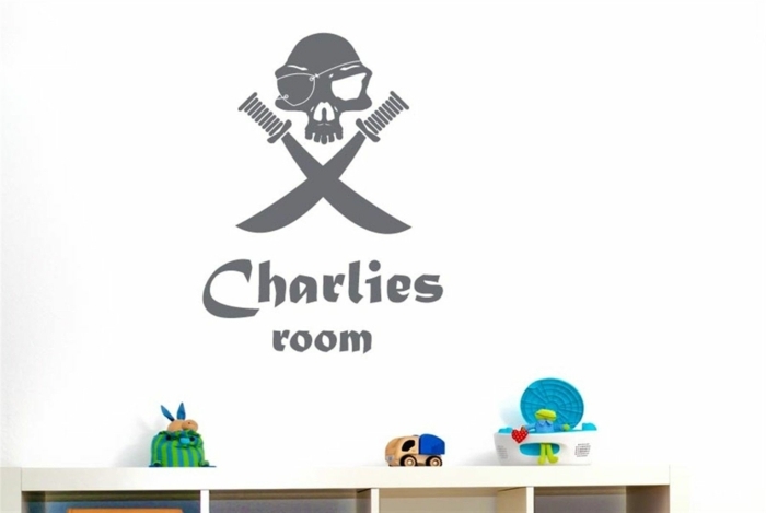 Ova soba pripada Charliesu, napisana je ispod lubanje Wanddeko vrtića