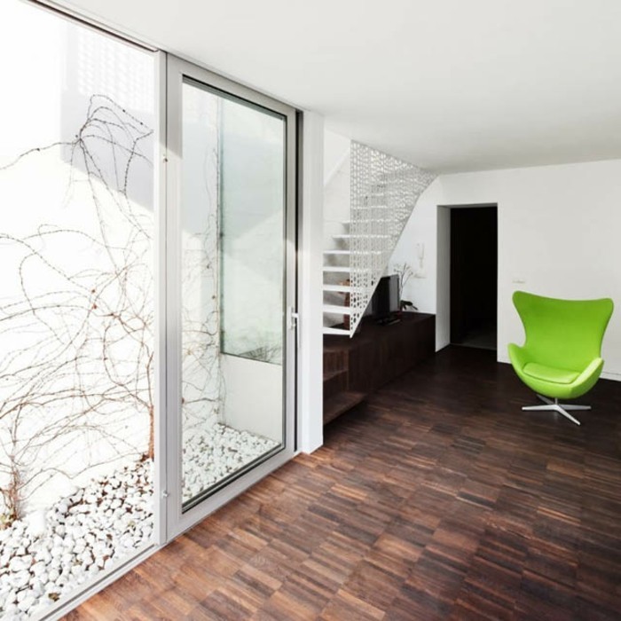 meleg színek-in-nappali modern üveg-falak