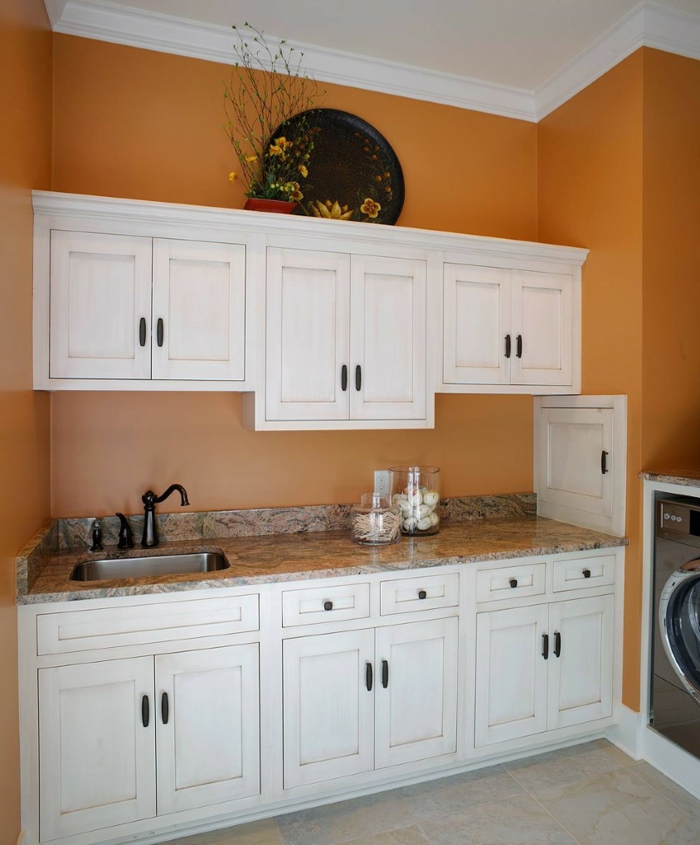 sudoper-po-praonica-narančasti zid dizajn