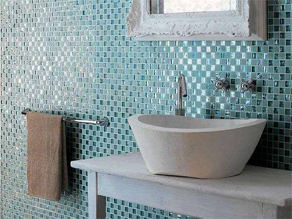 azulejos del lavabo-en-baño-azul