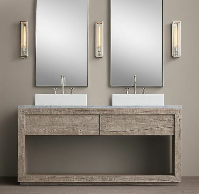 умивалник плоча от дърво и две красиви, огледално на стената в банята-