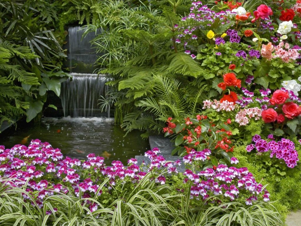 شلال في حديقة-مع الزهور