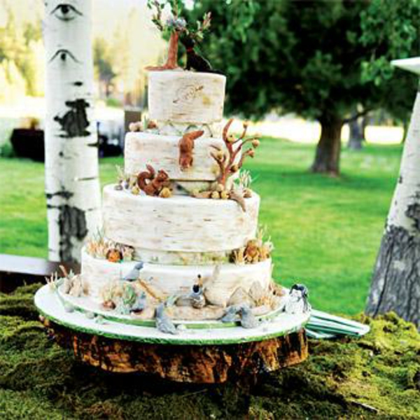 празник на дървена сватбена торта в градината