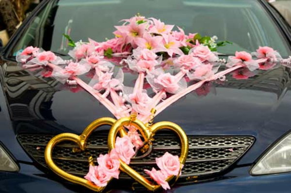 automobil s puno nakita za vjenčanje - dva srca i cvijeće