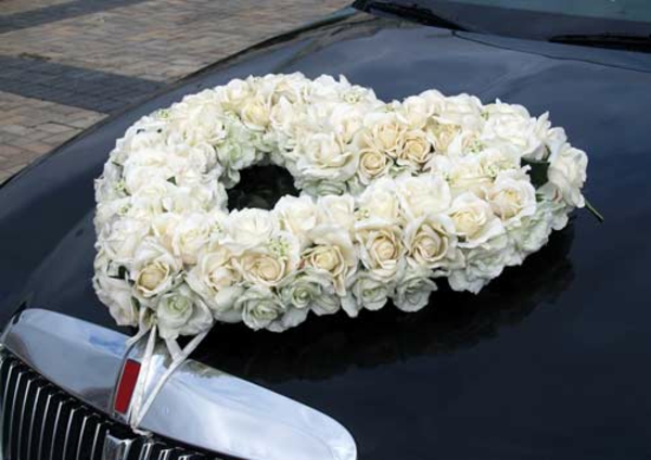 ajatus auton koruja häät - sydän valkoisia ruusuja