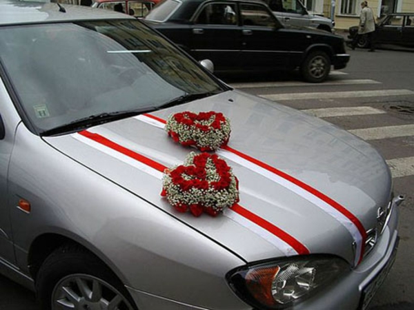 joyería del coche para la boda - corazones de flores con acentos rojos