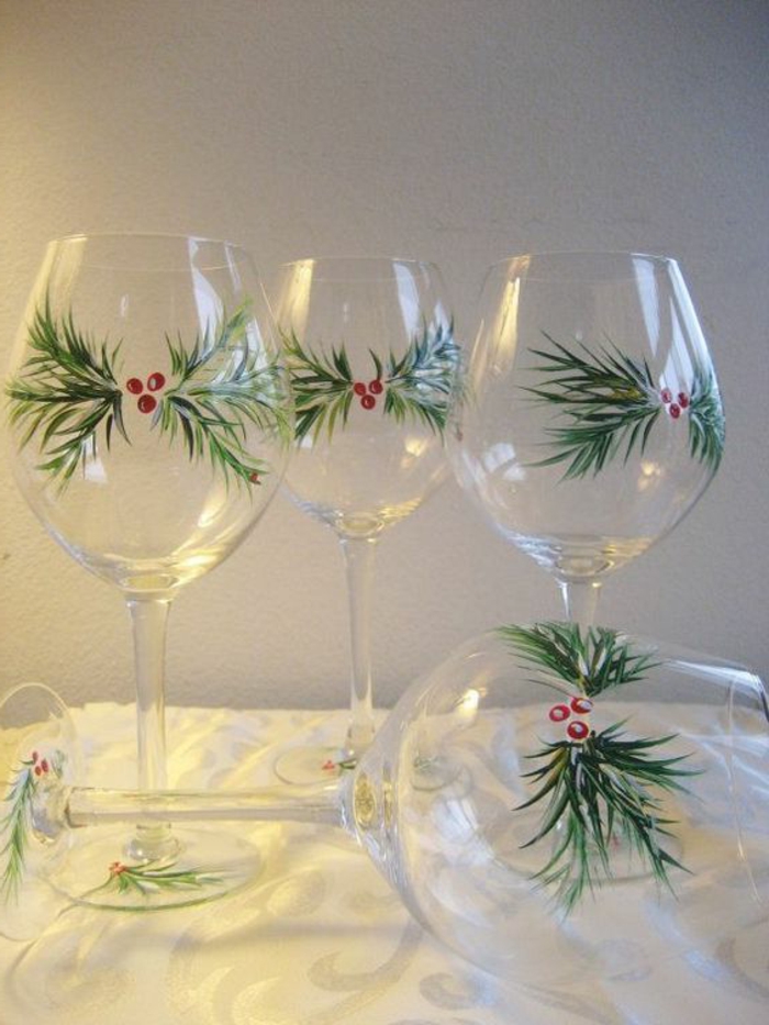 koristella joulua, lasit, vihreät oksat, häät illalliset, pöytä