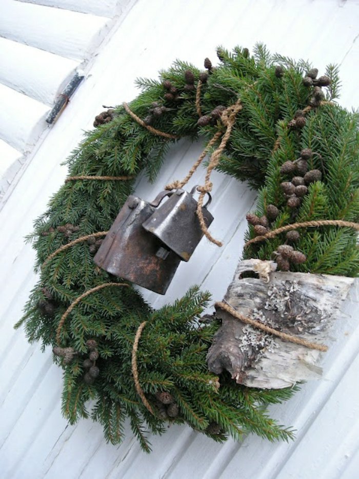 Karácsonyi dekoráció ajtó dekoráció koszorú éger gallyakból-small-pin-húr harangok