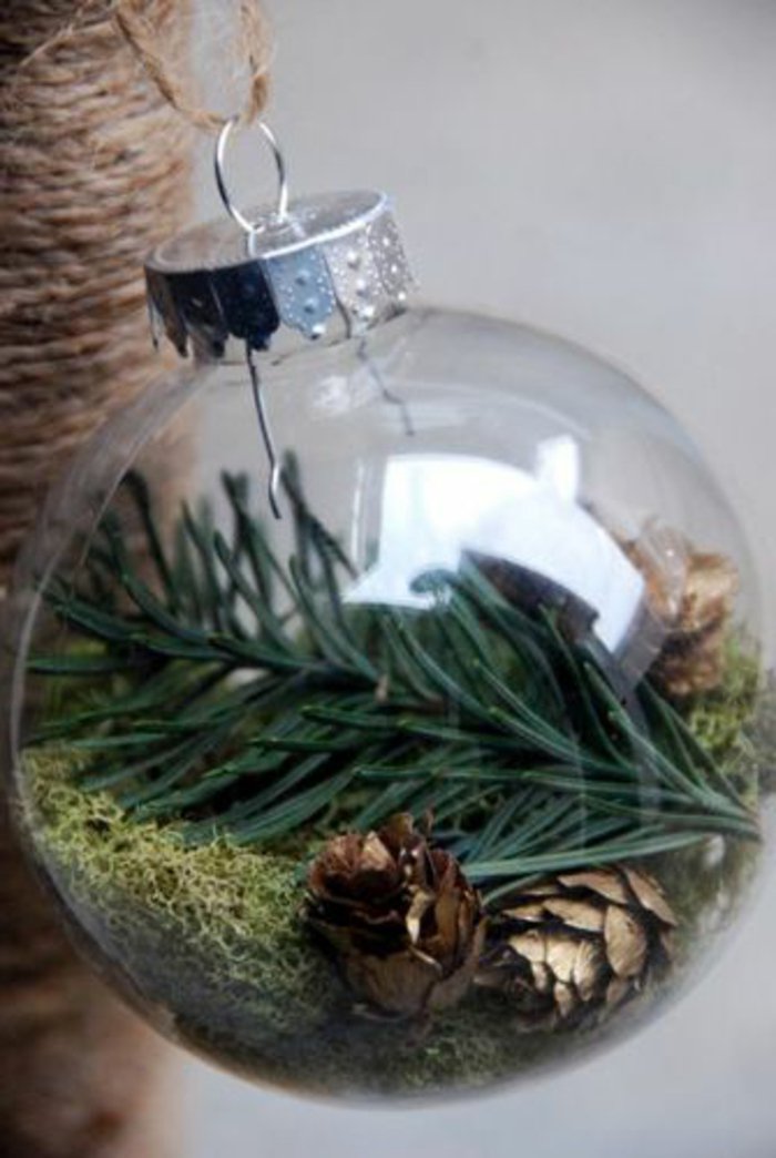 boules transparentes Décoration de Noël branches de sapin cônes