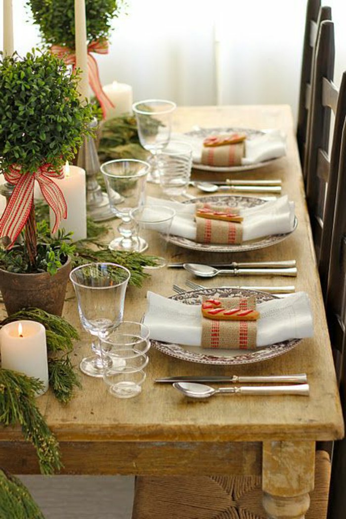 Božićni stol ukras johe grane naočale sobnih biljaka trake