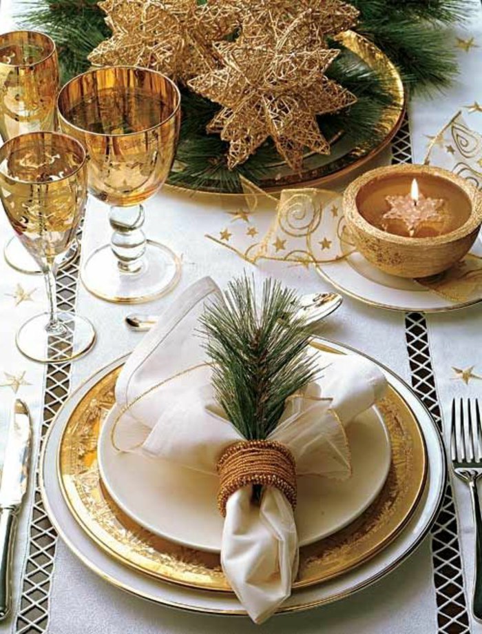 Karácsonyi asztaldísz és arany elemeket ger ágak és elegáns stílusban