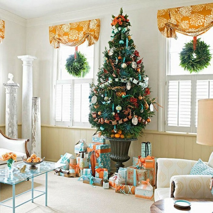 κόσμημα-ένα τα Χριστούγεννα παράθυρο όμορφο χριστουγεννιάτικο δέντρο